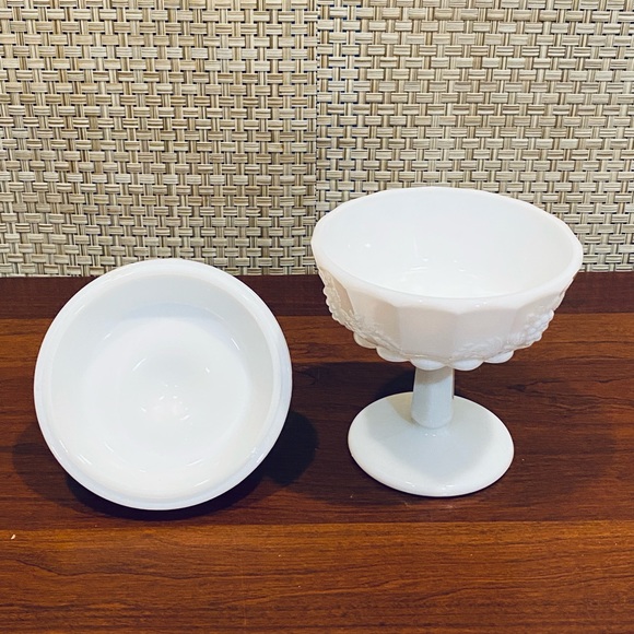 🌟HP🌟VTG 1950s Westmoreland Milk Glass Grape Pattern Compote - Picture 2 of 6